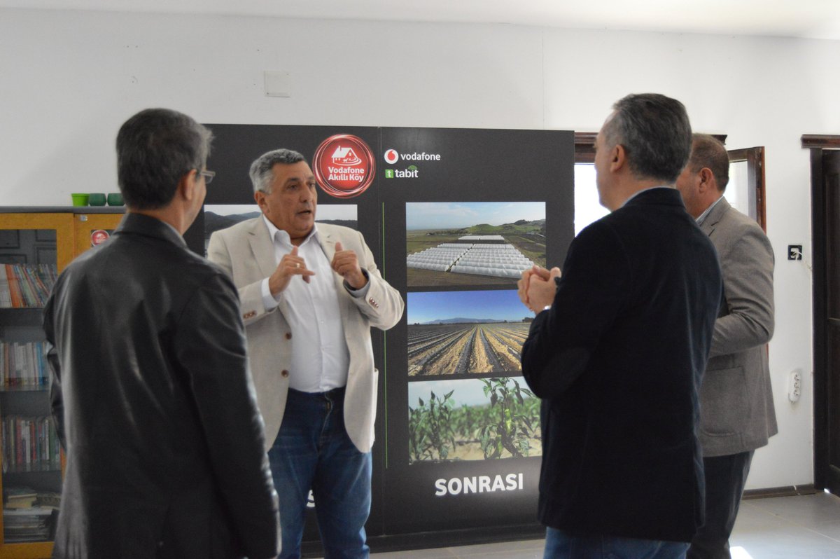 Akillikoy's tweet photo. Mehmet AÇIKGÖZ (GAP BKİ Başkanı), Doç.Dr. Nusret MUTLU (GAP BKİ Başkan Yardımcısı), Celal KAYA (GAP BKİ Ekonomik Kalkınma ve Girişimcilik Genel Koordinatörü) Hassas Ve Akıllı Tarım Teknolojileri Konusunda Vodafone Akıllı Köy’ ü ziyaret ettiler.
#gapbki #gapidaresi #hassastarım https://t.co/hB8cDYnB6i