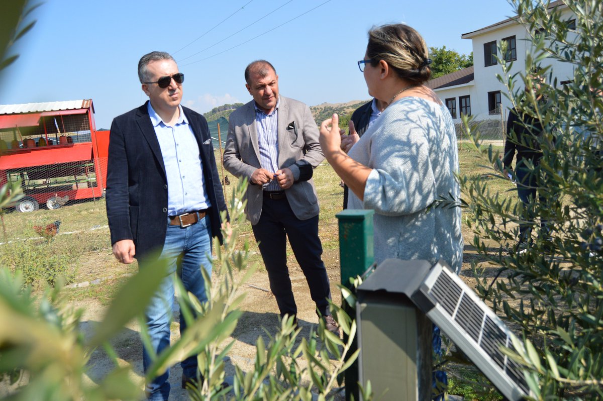 Akillikoy's tweet photo. Mehmet AÇIKGÖZ (GAP BKİ Başkanı), Doç.Dr. Nusret MUTLU (GAP BKİ Başkan Yardımcısı), Celal KAYA (GAP BKİ Ekonomik Kalkınma ve Girişimcilik Genel Koordinatörü) Hassas Ve Akıllı Tarım Teknolojileri Konusunda Vodafone Akıllı Köy’ ü ziyaret ettiler.
#gapbki #gapidaresi #hassastarım https://t.co/hB8cDYnB6i