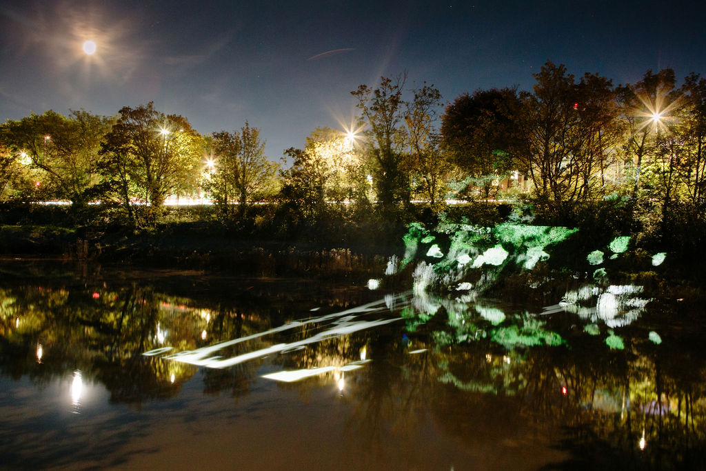 birdtwitchr's tweet photo. On a high tide, as the sun set and a waxing moon rose - at the point where the Frome culvert joins the Avon Cut - we began projecting #RiverTraces 16mm film made from shadows of river sediment. As the tide retreated, the images shifted and changed #RiverEchoes
📷 @IbolyaFeher https://t.co/8OOCNAGOy1