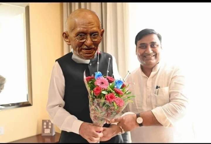 Mahendargurjar0's tweet photo. ग़ांधी जी के दक्षिण अफ्रीका दौरे से लौटने पर सुखद मुलाकात के छायाचित्र 😝😀😜

(सन 2015 , नाथी का बाड़ा) https://t.co/di1WHLmCCv