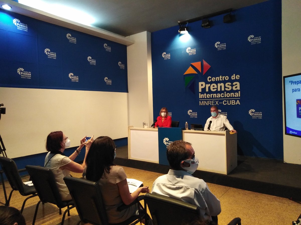 MinrexCpi's tweet photo. @JuannCarlosGG:  "Los trabajadores del sector turístico y de la aviación fueron los primeros en vacunarse. Acordamos aplicarle a este personal una dosis de refuerzo".
#CubaAbre https://t.co/KTQ453tevy