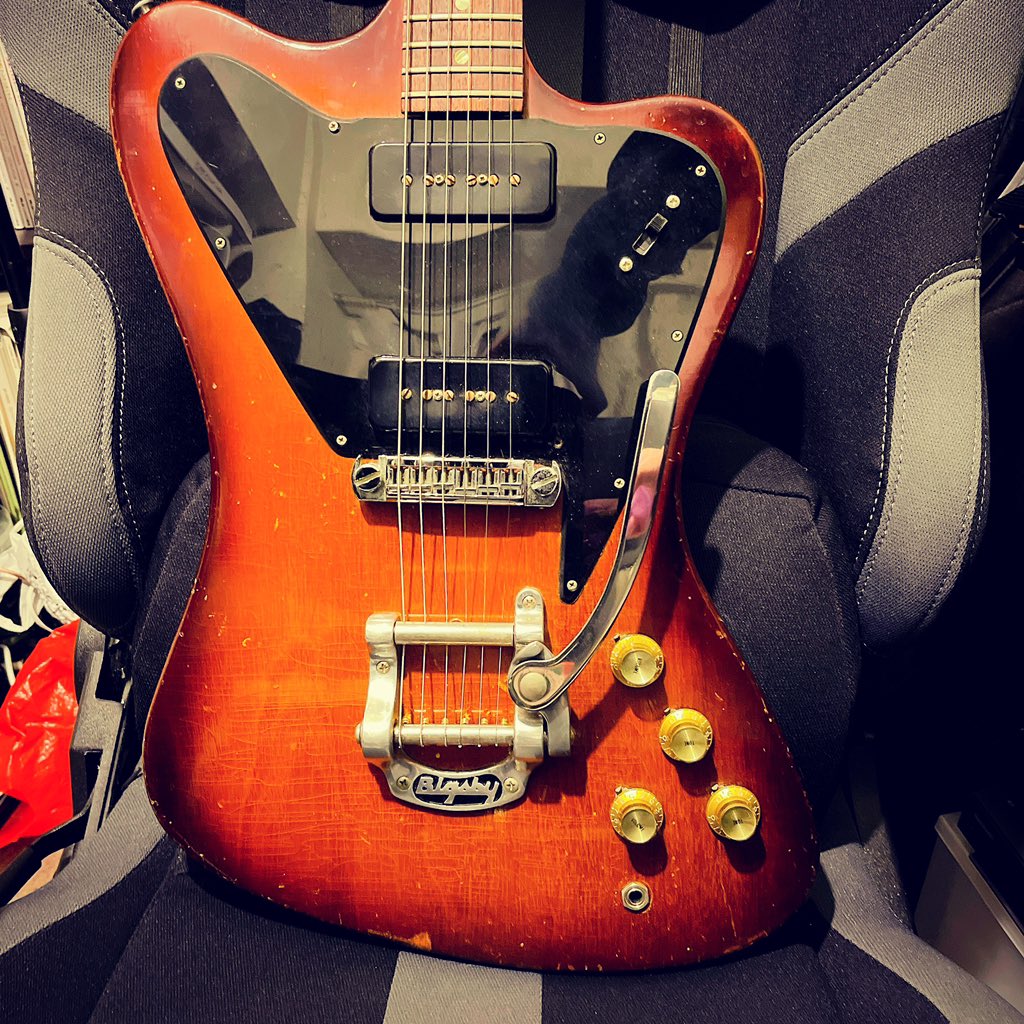 POS_yoshi's tweet photo. GIBSONの長い歴史の中で最もシューゲイザーな1本… P90もいいですよ…
東京酒吐座では同い年のJaguarがメインですが12/9のライブでは出番があるかもね…
#firebird #nonreversefirebird
#gibson #p90 #tokyoshoegazer https://t.co/83dA8jBy8j