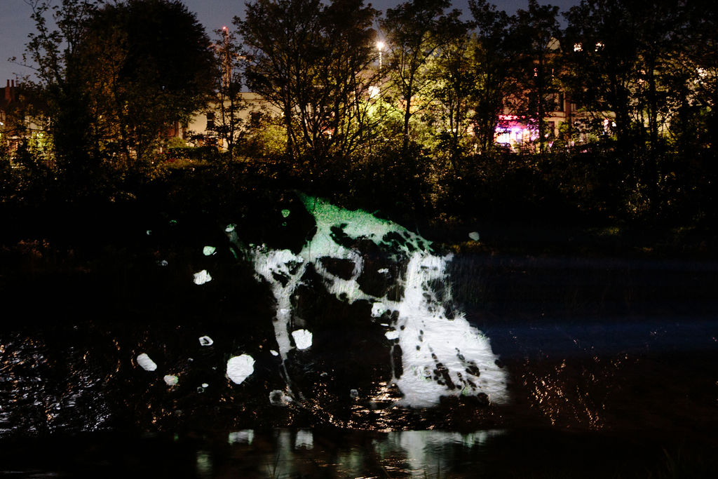 birdtwitchr's tweet photo. On a high tide, as the sun set and a waxing moon rose - at the point where the Frome culvert joins the Avon Cut - we began projecting #RiverTraces 16mm film made from shadows of river sediment. As the tide retreated, the images shifted and changed #RiverEchoes
📷 @IbolyaFeher https://t.co/8OOCNAGOy1