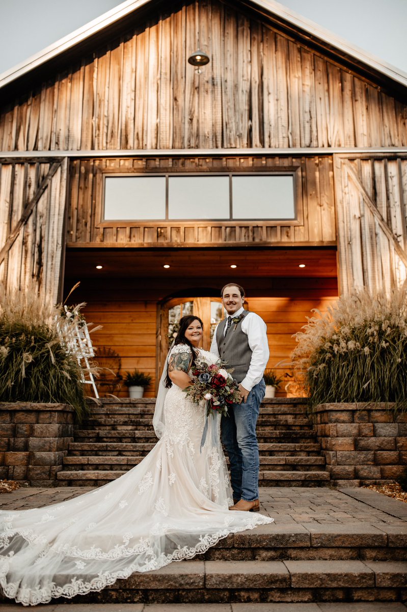 shannainreverse's tweet photo. hi twitter. i’m married now 💍 https://t.co/86BlmFECW0