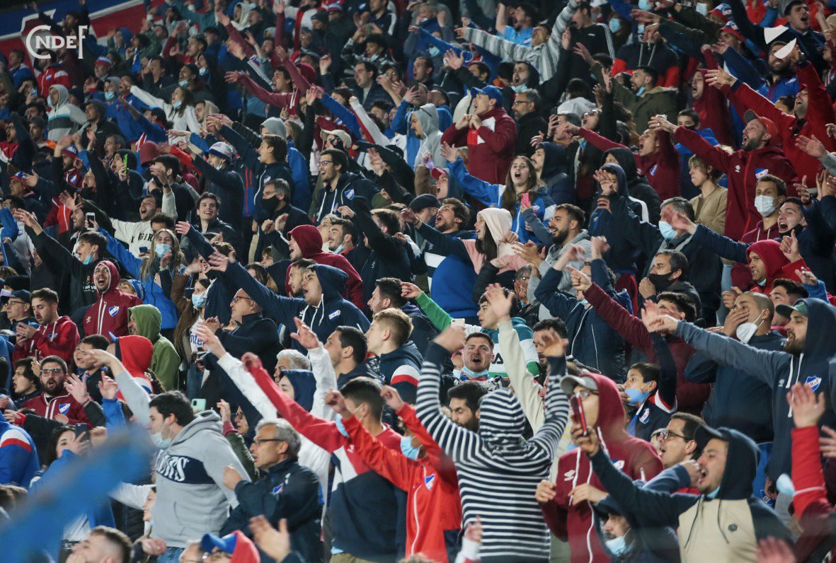 Nacional's tweet photo. 🙋🏽Que levante la mano la única hinchada que agota entradas en todas las canchas 🙋🏽‍♀️

#SomosNosotros 🔵⚪️🔴 https://t.co/8RYIT2mmGo