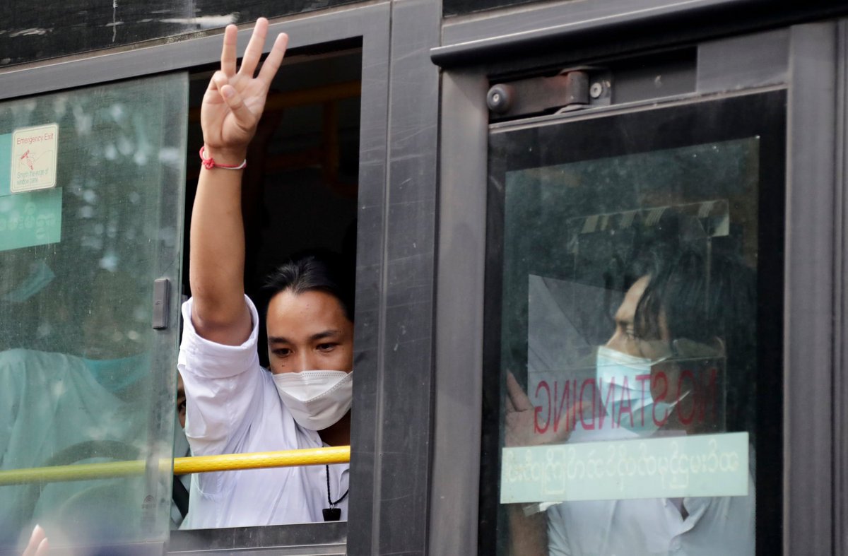 Myanmar_Now_Eng's tweet photo. Families with loved ones who have been released from Yangon's Insein Prison today (Oct 19), following Myanmar military junta's announcement yesterday pardoning more than 5,000 people. 

(Photos - EPA)

#WhatsHappeningInMyanmar https://t.co/Y6wyfWN4ZQ