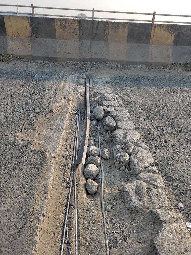 medhathinks's tweet photo. Sure shot death sentence for two wheeler riders and  small 4wheelers. Railway Over bridge, Nagpur- Amravati bypass, Jamtha.
Who do we turn to?
@TOI_Nagpur @Lokmattimes_ngp @DainikBhaskar @db_ngp @anjayaaTOI @vikas_vasant https://t.co/TFjpzS8u4C