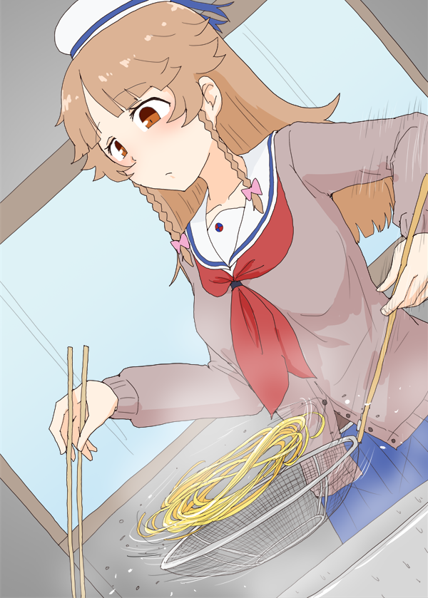 「ラーメン作ってるココちゃん(湯切りシチュ) #はいふり 
(skeb依頼分) 」|明日葉トモロウ/ダービーガールズ８【C-33】のイラスト