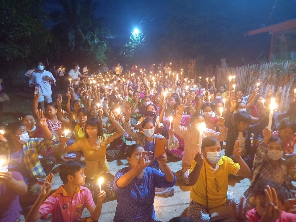 Peaceful protests don't skip a day till Day #261 

#Thadingyut lighting festival holiday season in #Myanmar is celebrated with a strong fist of dedication holding candles to light up for a new nation we envision together without violence, cruelties, or injustices.

#Oct19Coup