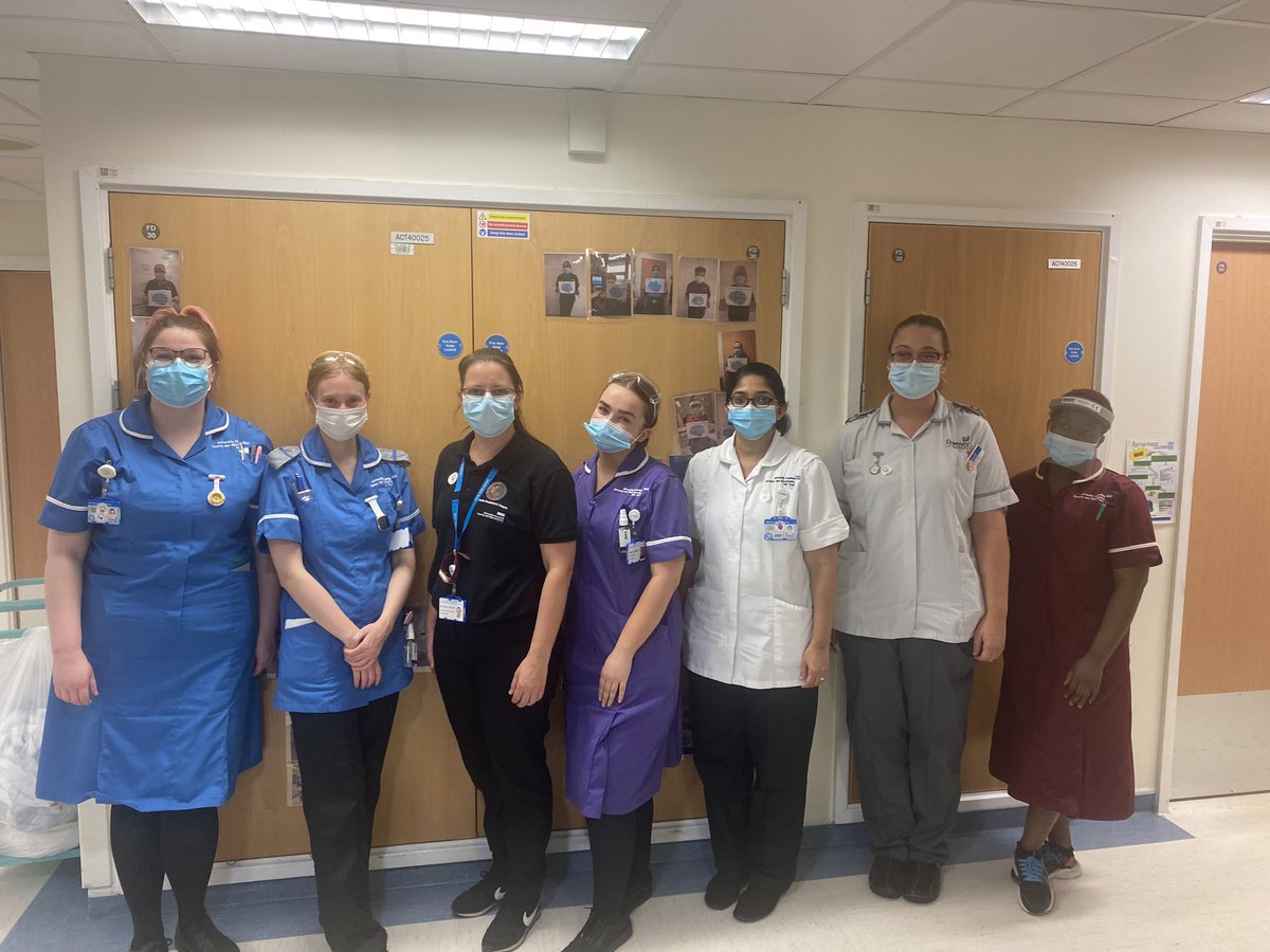 UHCW_neurosurg's tweet photo. #workforcewellbeing day 2! Our team love it when @ZandraSutherla1 visits. Thank you so much for coming and sharing all the fab resources that are available for staff - they loved their hot drinks too βοΈ #teamneuro #positivity https://t.co/jBbzYSsWi1