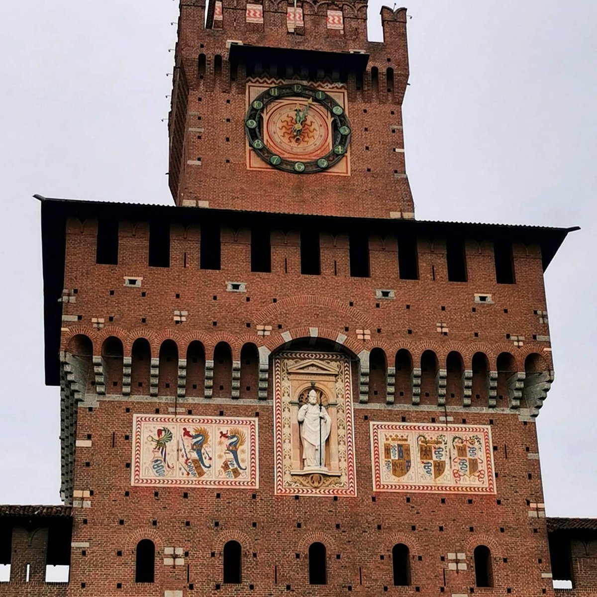 GianniNL's tweet photo. Aangenaam verrast irl 🤩 door de toch al erg bekende (herbouwde) #Milanese 🇮🇹 toren 'Il #Filarete' v Castello Sforzesco 🏰, een zeer luisterrijk hof v/d #renaissance https://t.co/kwdG6p8oaf
