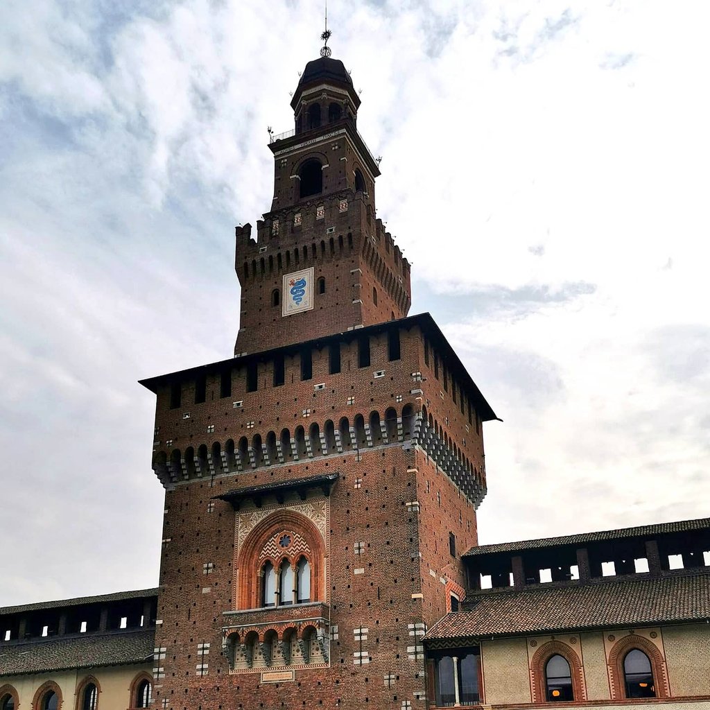 GianniNL's tweet photo. Aangenaam verrast irl 🤩 door de toch al erg bekende (herbouwde) #Milanese 🇮🇹 toren 'Il #Filarete' v Castello Sforzesco 🏰, een zeer luisterrijk hof v/d #renaissance https://t.co/kwdG6p8oaf