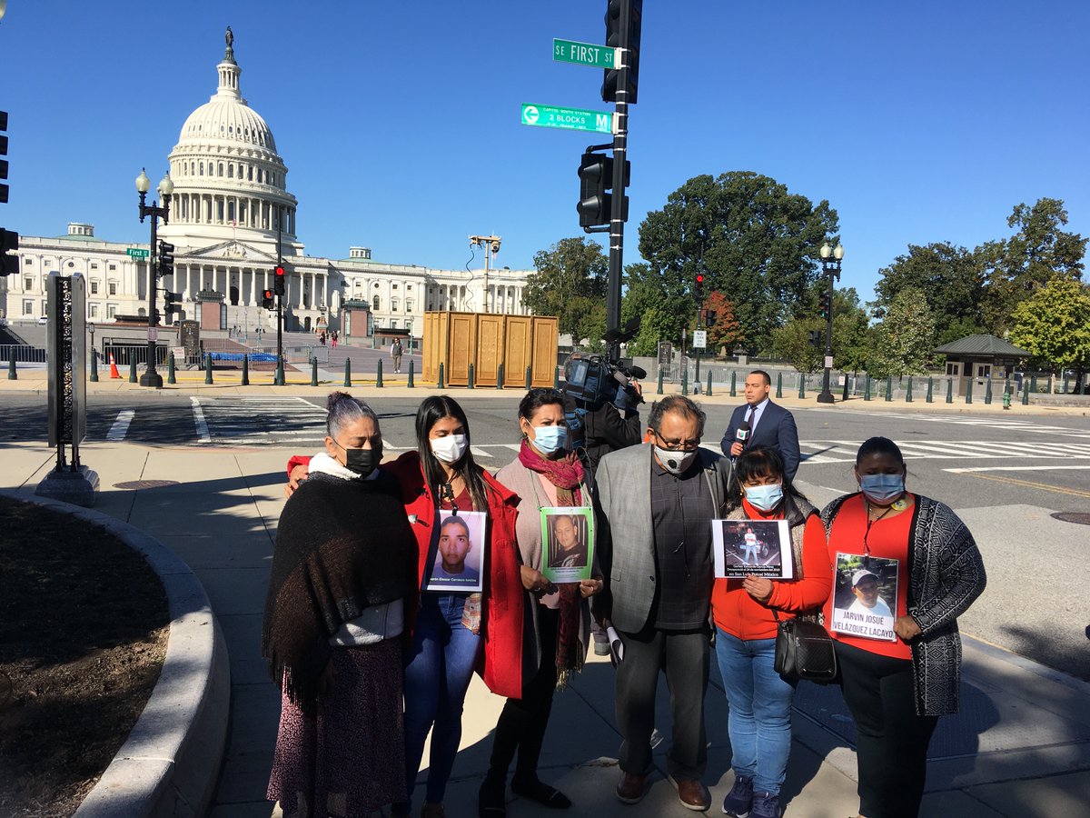 PaxChristiUSA's tweet photo. The Caravan of Mothers of Disappeared Migrants w/
@RepRaulGrijalva at the US Capitol
#UntilWeFindThem
#HastaEncontrarles
@MigrantRoots
@SistersofMercy
@MMMesoamericano
@PPEsperanza https://t.co/zPeMLzLcJQ
