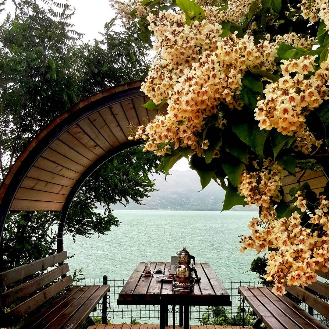 Hazar gölü kıyısında huzur dolu bir gün geçirmek istiyorsanız sizi göl kenarında bulunan Baraka Plaj Cafe’ye davet ediyoruz. Eşsiz manzarası ve tertemiz havası ile birlikte Hazar Gölü’nün nezih yerlerinden biri.