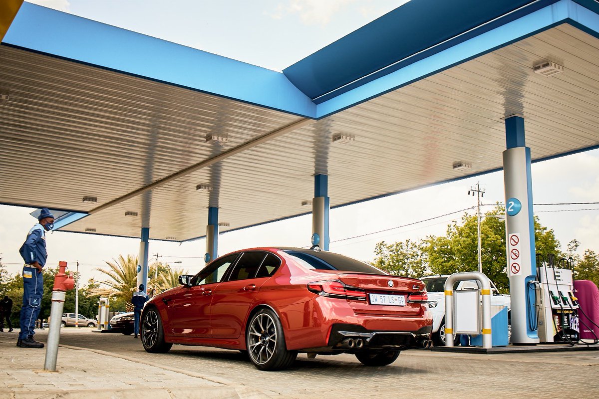 topgearmagsa's tweet photo. 📍Halway Point. 

We’ve made it to our halfway point for a quick fill-up and leg stretch. Impeccable service at @SasolSA forecourt’s 👌🏼

#SpeedWeek2021 powered by Sasol Turbofuels Plus. 

#TopGearSAspeedweek
#TGSAspeedweek 
#FueledBySASOL 

#speedweek
#thisisglugglug https://t.co/49zNvHjoqx