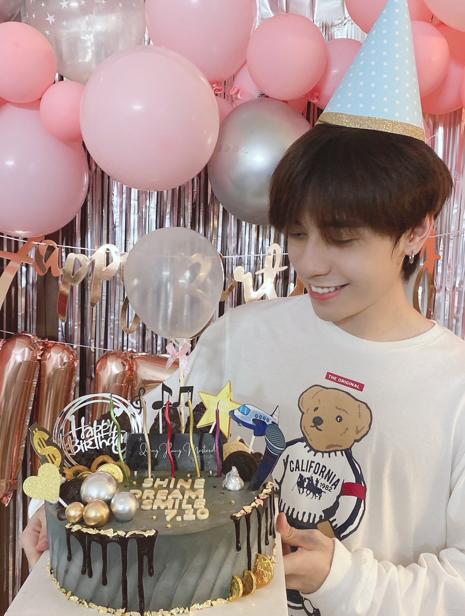 Fansupport_MD's tweet photo. [MD_Cut] Sau màn Camera ẩn
Mong những điều tốt đẹp nhất sẽ đến với chàng trai của chúng ta. Hãy luôn toả sáng với ước mơ của mình và luôn mỉm cười nhé. Cảm ơn vì Hùng đã sinh ra trên cuộc đời này 💙💙💙 
Chúc mừng sinh nhật một lần nữa🎂 
#QUANGHUNGMASTERD https://t.co/9JRFP8ODGa