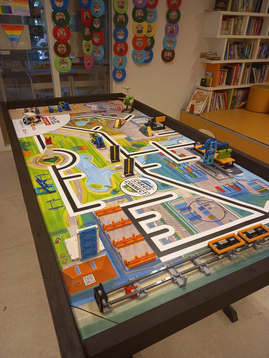 DuijnsteeSimon's tweet photo. Vandaag hebben 4 dames van groep 8 van @de_buut samen met opa C. de wedstrijdbak voor de @firstlegoleague gemaakt. Hier worden we blij van😁. Nu vol aan de slag met de voorbereidingen voor de wedstrijden op 11 december @HANnl @JT_Nijmegen https://t.co/xX0hTPGhiJ