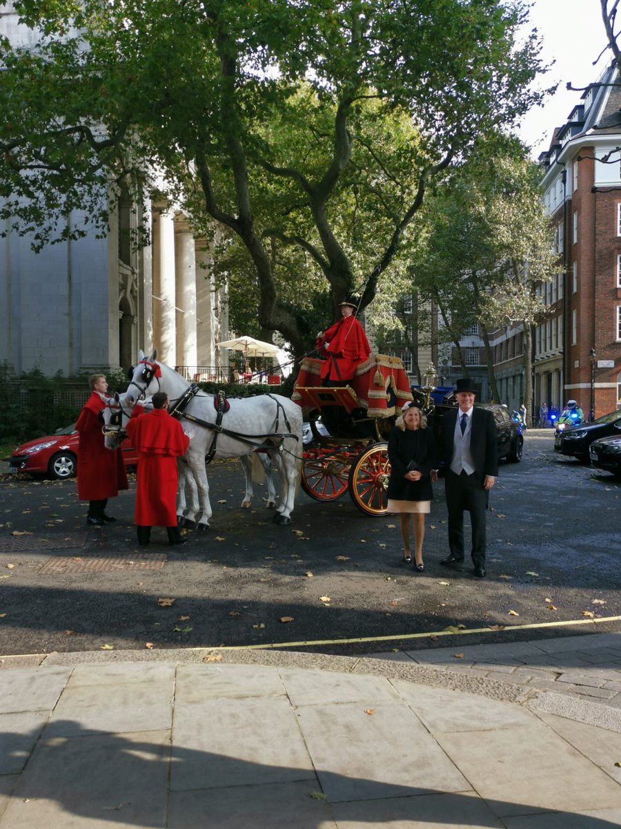 EUdelegationUK's tweet photo. Ambassador @ValedeAlmeidaEU presented his diplomatic credentials to H.M. The Queen at midday at Buckingham Palace 🇪🇺🇬🇧 

#newbeginnings https://t.co/12WVHNC8dY