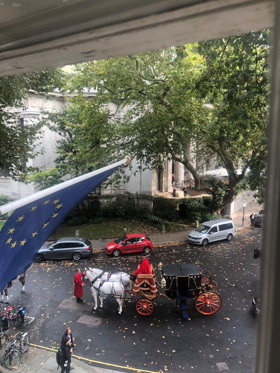 EUdelegationUK's tweet photo. Ambassador @ValedeAlmeidaEU presented his diplomatic credentials to H.M. The Queen at midday at Buckingham Palace 🇪🇺🇬🇧 

#newbeginnings https://t.co/12WVHNC8dY