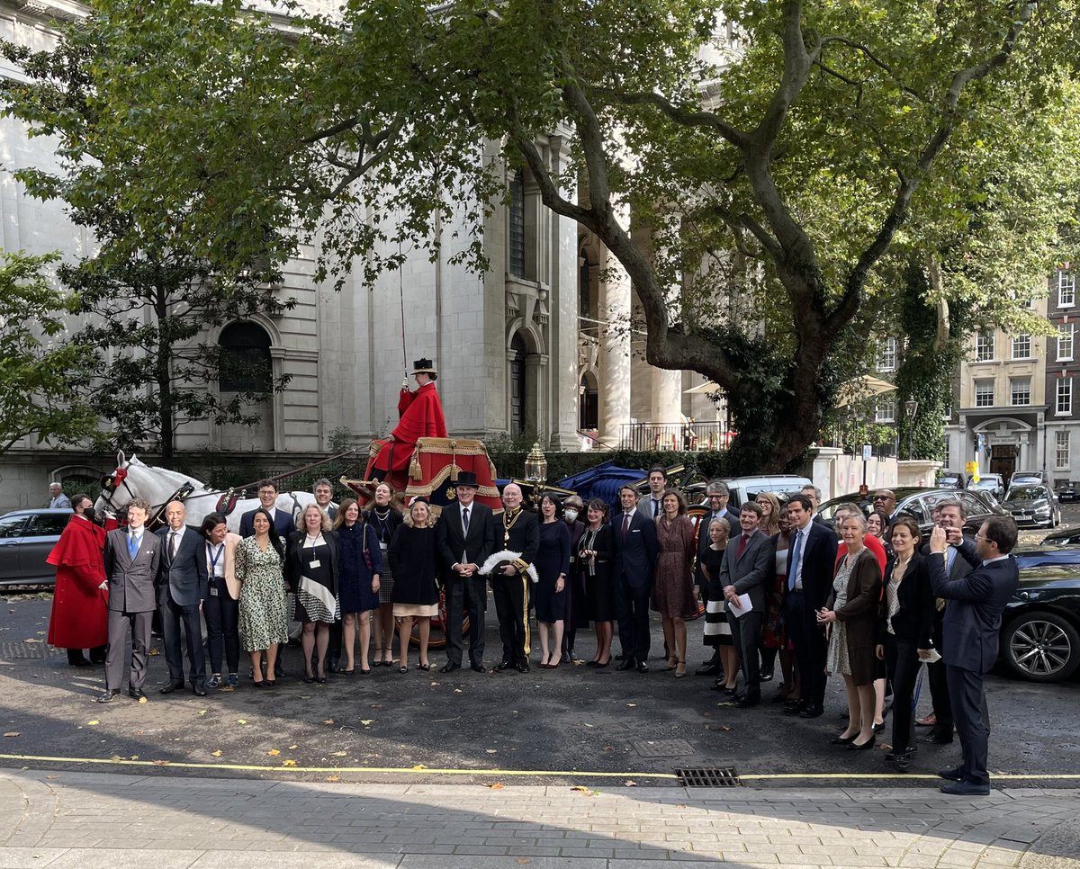EUdelegationUK's tweet photo. Ambassador @ValedeAlmeidaEU presented his diplomatic credentials to H.M. The Queen at midday at Buckingham Palace 🇪🇺🇬🇧 

#newbeginnings https://t.co/12WVHNC8dY