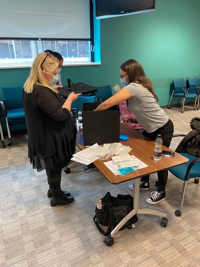 TraceyMcLaren3's tweet photo. Another great example of the roles our technicians take on above the day to day developing themselves and others at the same time  - Technician Led training day taking place today at Salford Royal. 💚👍#RxTechDay https://t.co/so3mmI05rv