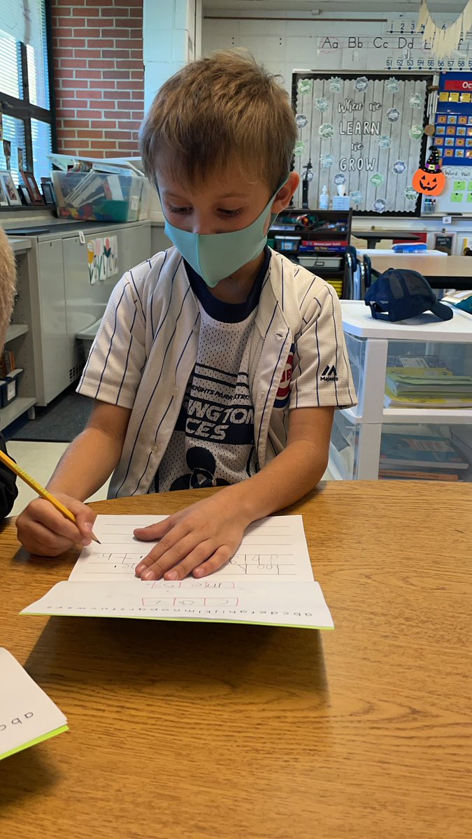 mrsstratton1's tweet photo. Look at these little readers! 🤩 #guidedreading #soundboxes #literacyfootprints #firstgrade @GreenbrierGator @SharonNelles https://t.co/ZkZrf1GJxG