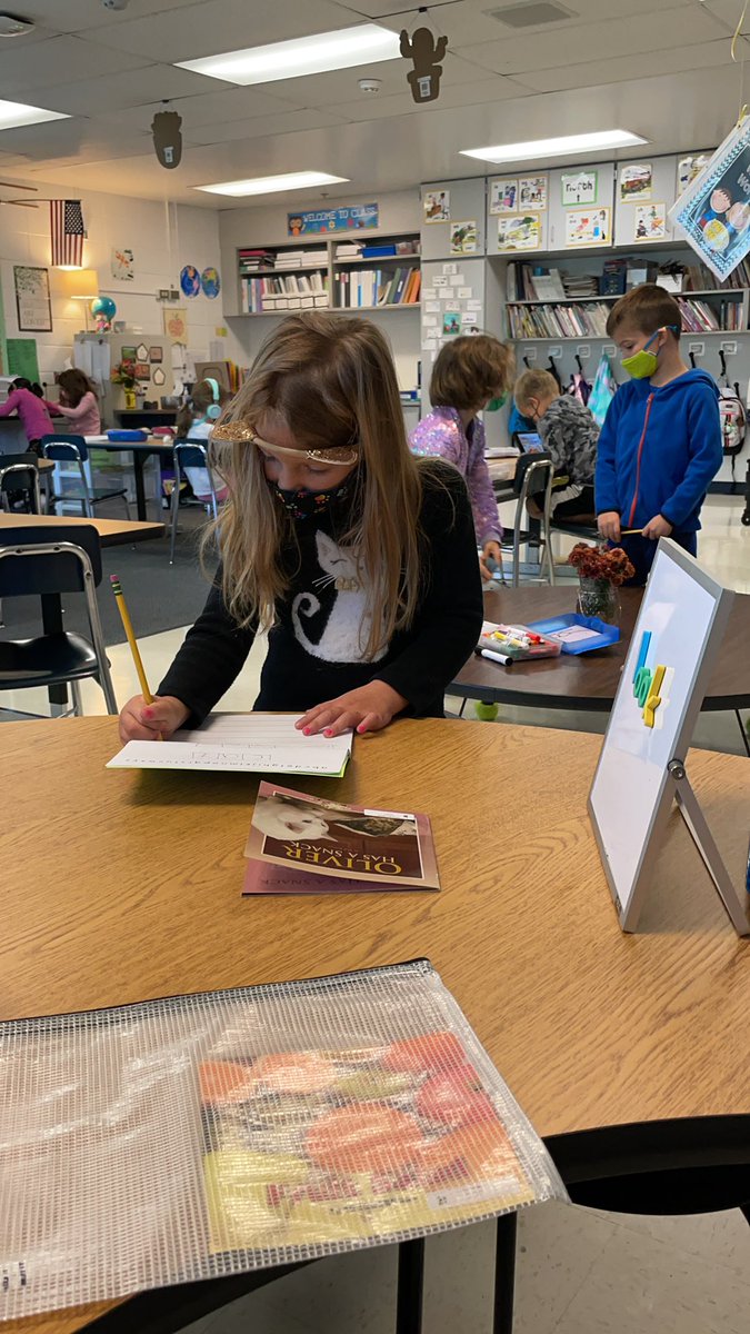 mrsstratton1's tweet photo. Look at these little readers! 🤩 #guidedreading #soundboxes #literacyfootprints #firstgrade @GreenbrierGator @SharonNelles https://t.co/ZkZrf1GJxG