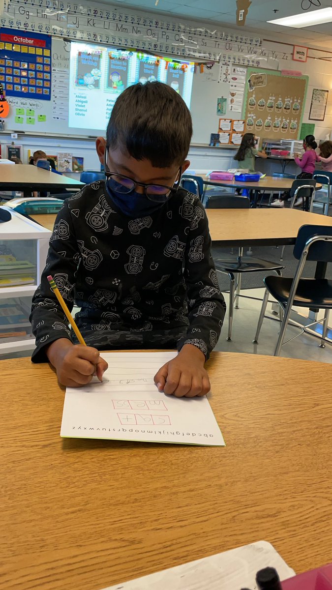 mrsstratton1's tweet photo. Look at these little readers! 🤩 #guidedreading #soundboxes #literacyfootprints #firstgrade @GreenbrierGator @SharonNelles https://t.co/ZkZrf1GJxG