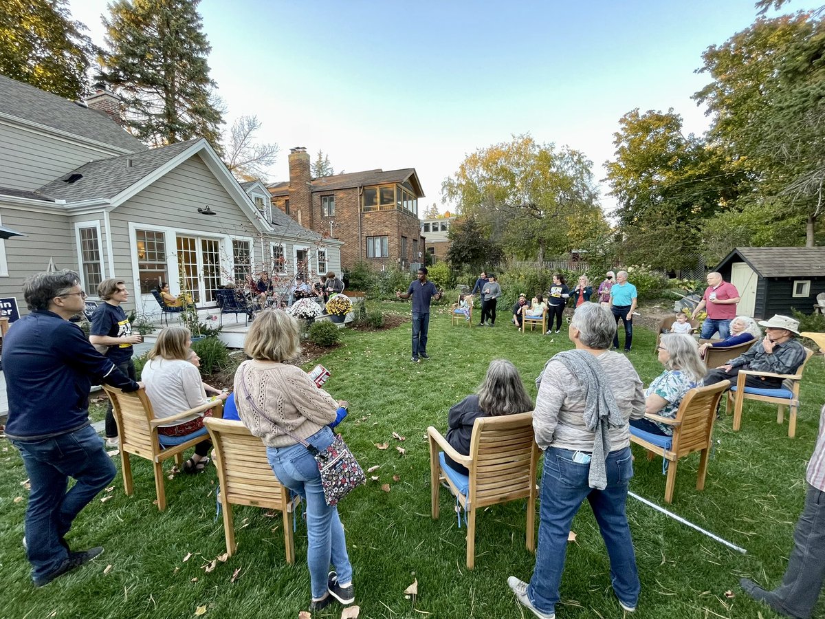 melvincarter3's tweet photo. Grateful to savor beautiful warm fall days outside while they last, connecting with our neighbors in the Como neighborhood. We build a better, safer, and more sustainable future for our city when we work through big ideas together. #RunSTP https://t.co/HXBwK5VAgm