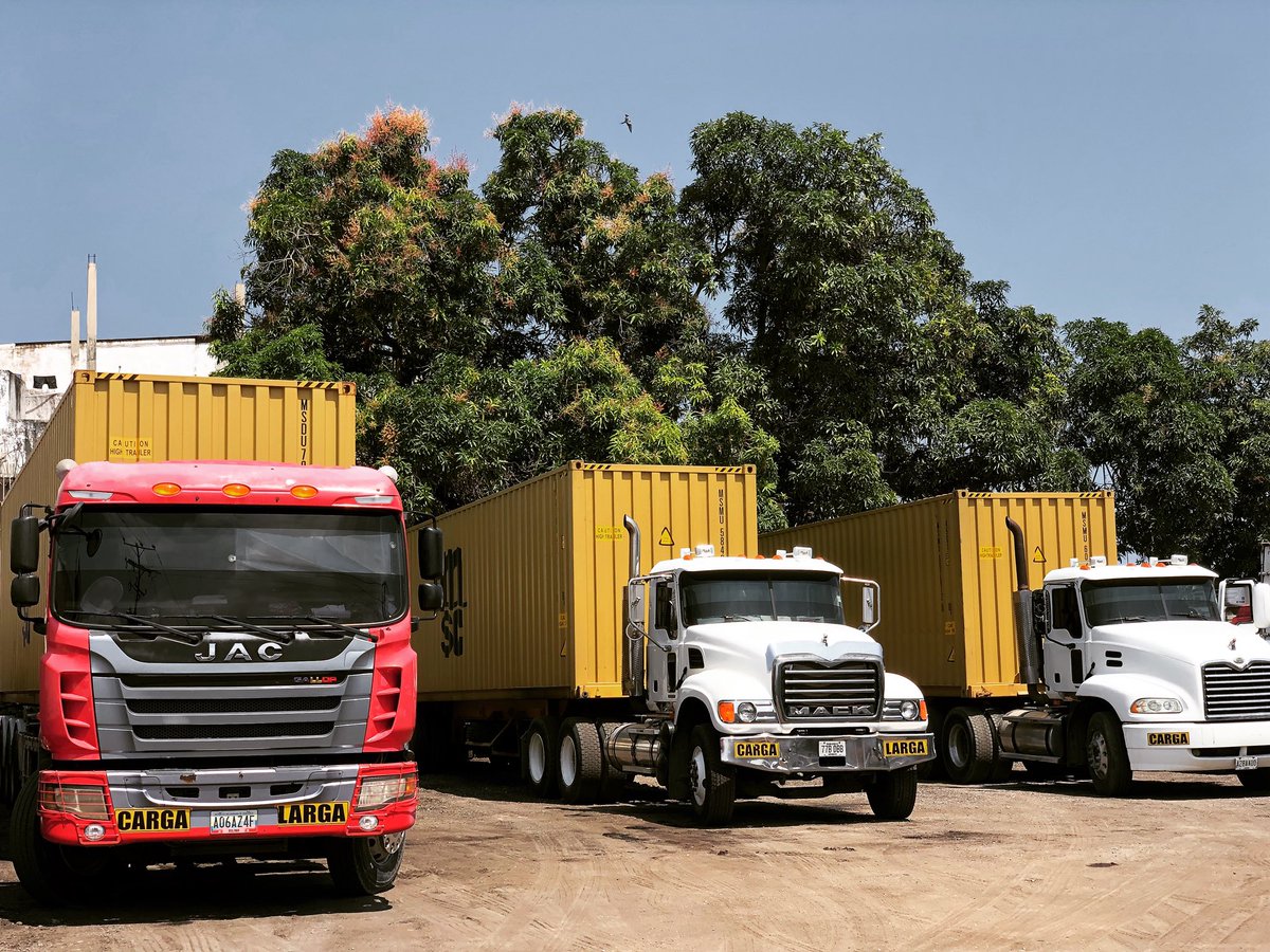 JLSCORPORACION's tweet photo. Parte de nuestra flota 🚛🚛🚛 https://t.co/jcjI6Lx2W8