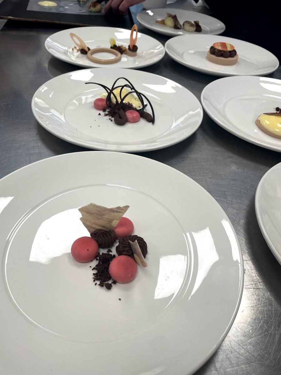 ManuelaFrigoli's tweet photo. Bavarese al lampone, terra al cioccolato e decorazioni in cioccolato @ComoCfp https://t.co/4kwaHnDsuh