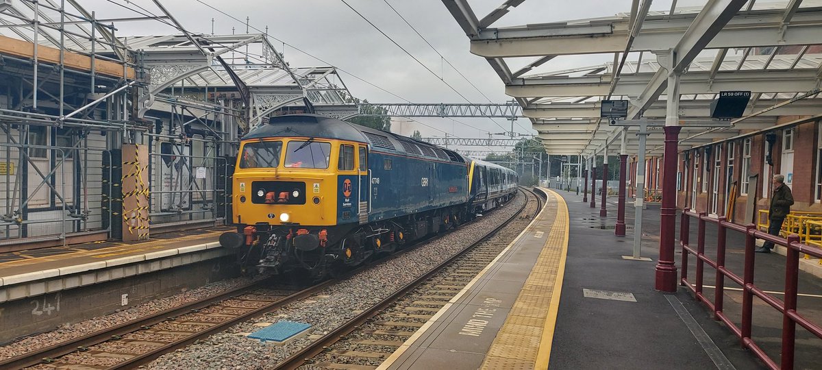thesatnav89's tweet image. 5q19 derby Litchurch lane to Eastleigh with @GBRailfreight  rail services class 47 47749 City of Turo  with a new swr unit  running on the Bi directional at Kettering going along Platform 2 in the Up direction #class47 #duff #Unitdrag #spottingatwork