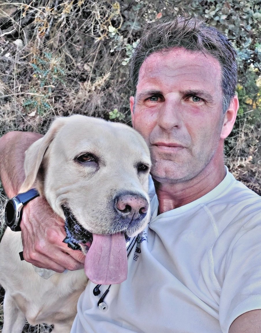 Javrubi73's tweet photo. Postureo con mi fiel acompañante. Le da igual la hora, el día, el frío o el calor. Si me ve con las zapatillas puestas sabe que hay guerra, y ahí que se va para la puerta a esperarme. Vamooooos! Poquito a poco. https://t.co/6h8ZWMegXt