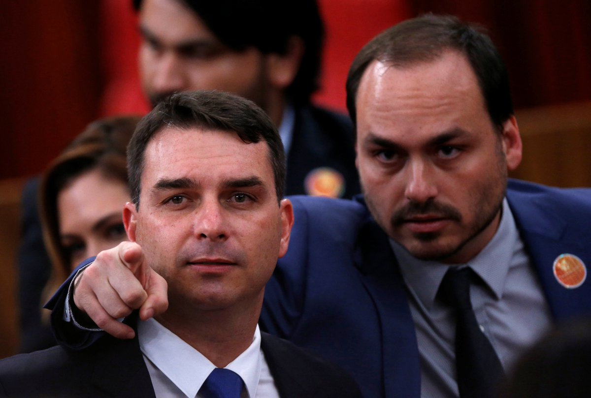 YahooBr's tweet photo. #FlavioBolsonaro, #CarlosBolsonaro e #EduardoBolsonaro também estão na lista, assim como os empresários #LucianoHang e #CarlosWizard, o blogueiro bolsonarista #AllandosSantos e a médica #NiseYamagushi https://t.co/4yyvCxr279