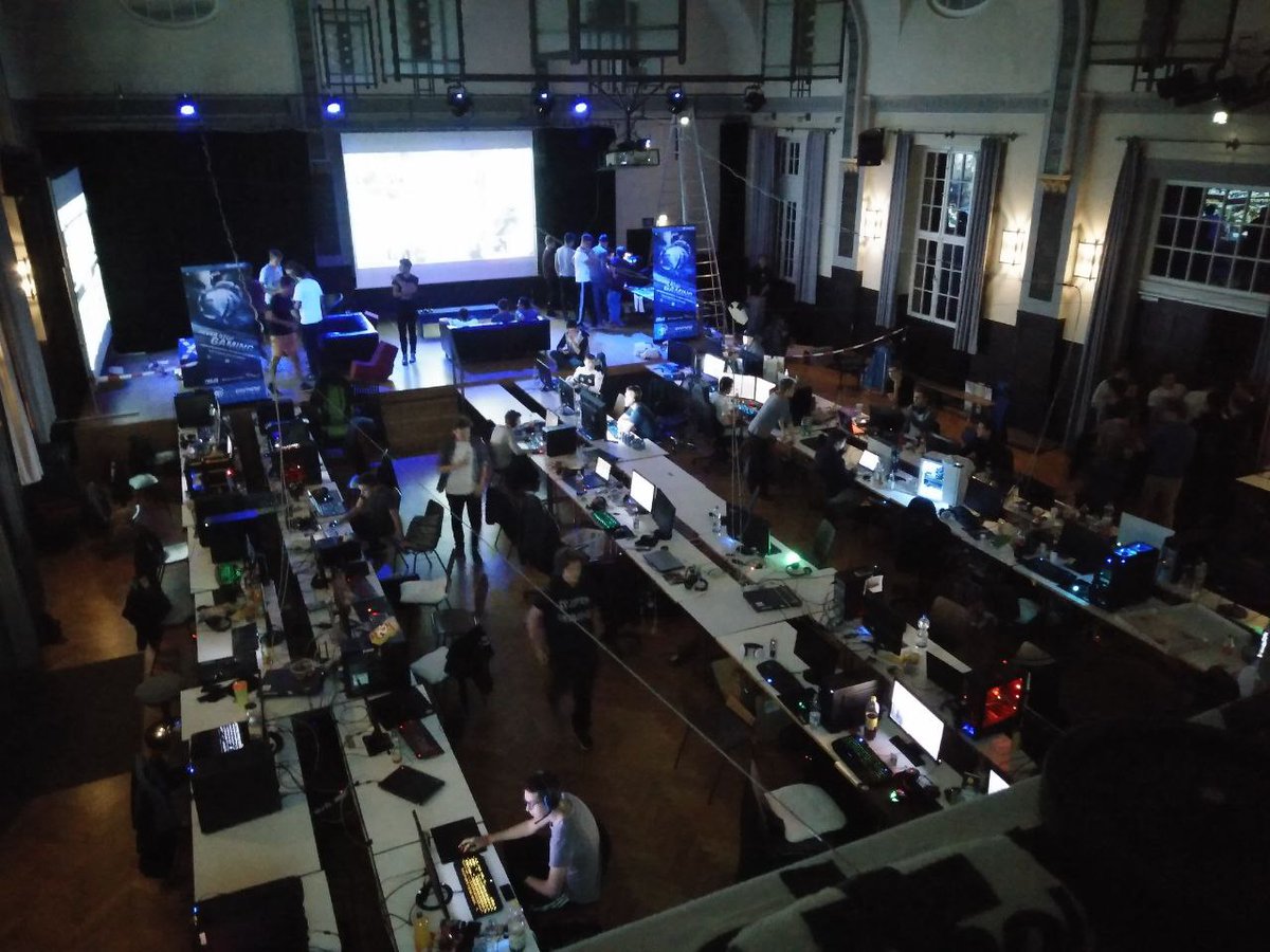 schillerlanev's tweet photo. 🎮Schiller-LAN 3.0🎮
Der Wechsel in den Schillersaal machte uns Gaming in einer völlig neuen Atmosphäre möglich.
Welche war eure größte LAN-Party?
#slev #gaming #lanparty https://t.co/5lOMwAGnIo