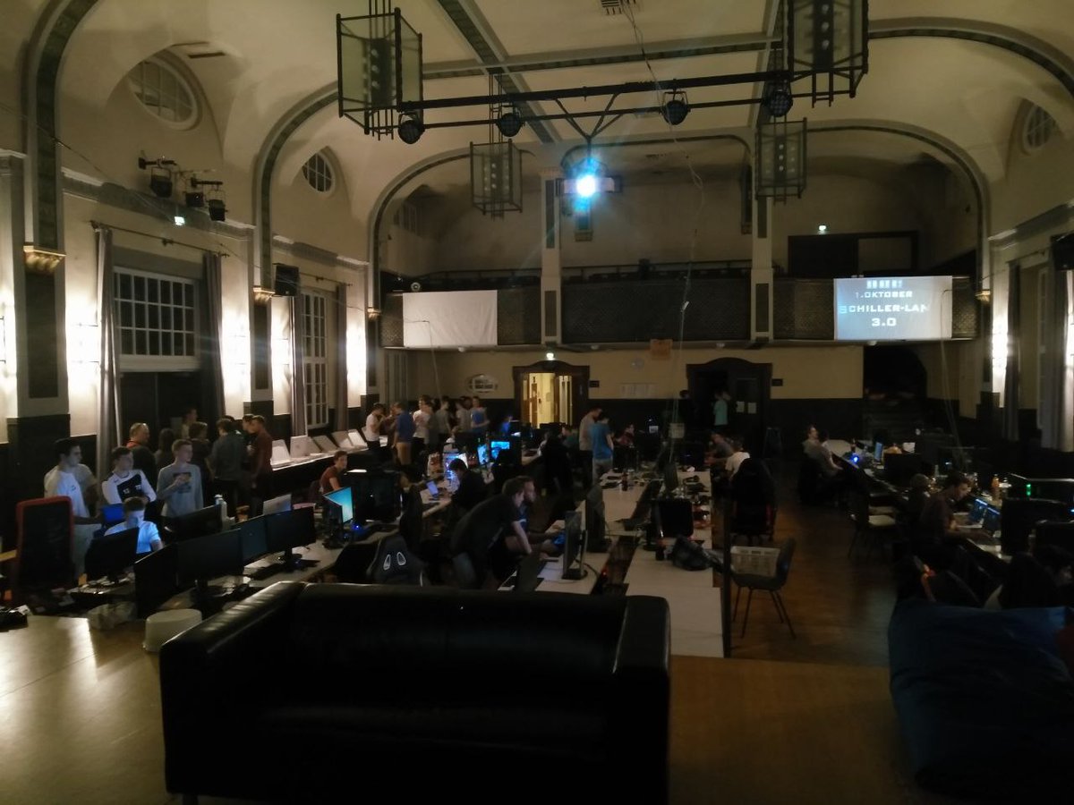 schillerlanev's tweet photo. 🎮Schiller-LAN 3.0🎮
Der Wechsel in den Schillersaal machte uns Gaming in einer völlig neuen Atmosphäre möglich.
Welche war eure größte LAN-Party?
#slev #gaming #lanparty https://t.co/5lOMwAGnIo