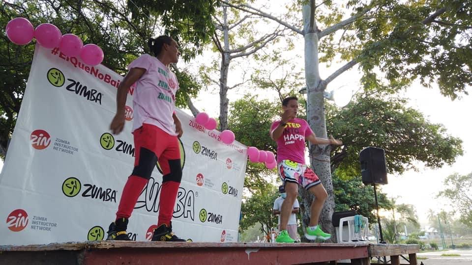 En el marco del día internacional de la lucha contra el cáncer de mama, el gobierno municipal llevó a cabo una clase de zumba en el Parque Rufino Tamayo, para concientizar a la ciudadanía sobre la importancia de la autoexploración para la detección temprana de cualquier anomalía