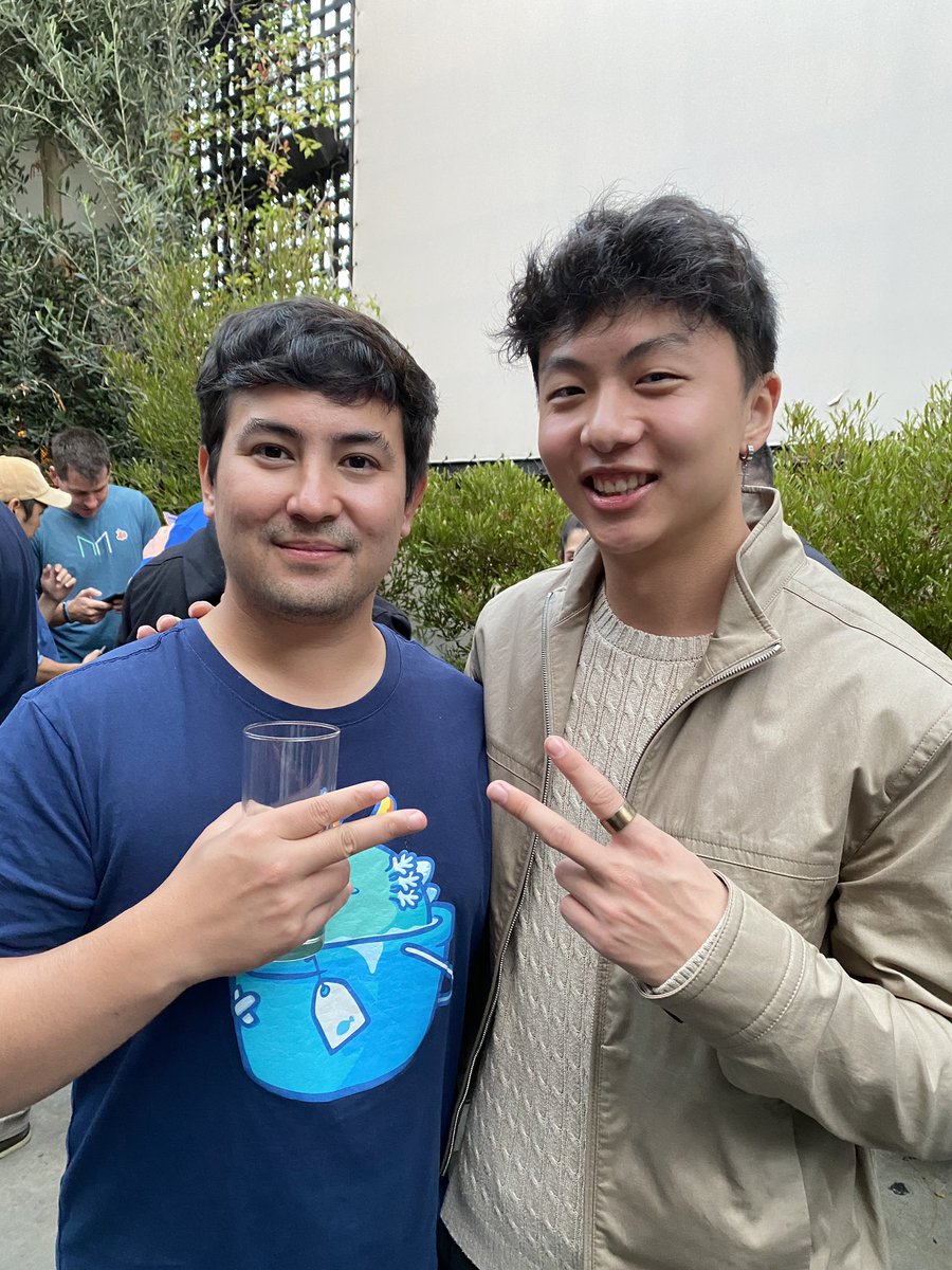 FelomenoSasam's tweet photo. Wait!! What?? Who?? Isn’t that DN Guild’s own @chief_leek with the Axie godfather himself @Jihoz_Axie 🙌🏼🙌🏼🙌🏼 #AxieInfinity #AxieGuild #AxieScholarship https://t.co/anVPEXl1Lo 😱💖