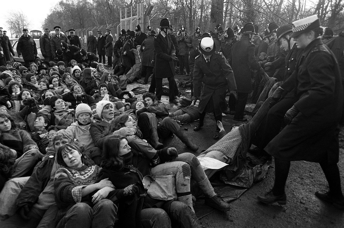 Openly's tweet photo. ✊ It all began in August 81 when a few dozen women, plus a handful of men and children, walked from Wales to Berkshire to protest the stationing of U.S. missiles at the air base.

⛓️ After realising that it wouldn't be enough, many decided to chain themselves to its fences. https://t.co/Iku8bVMvAb