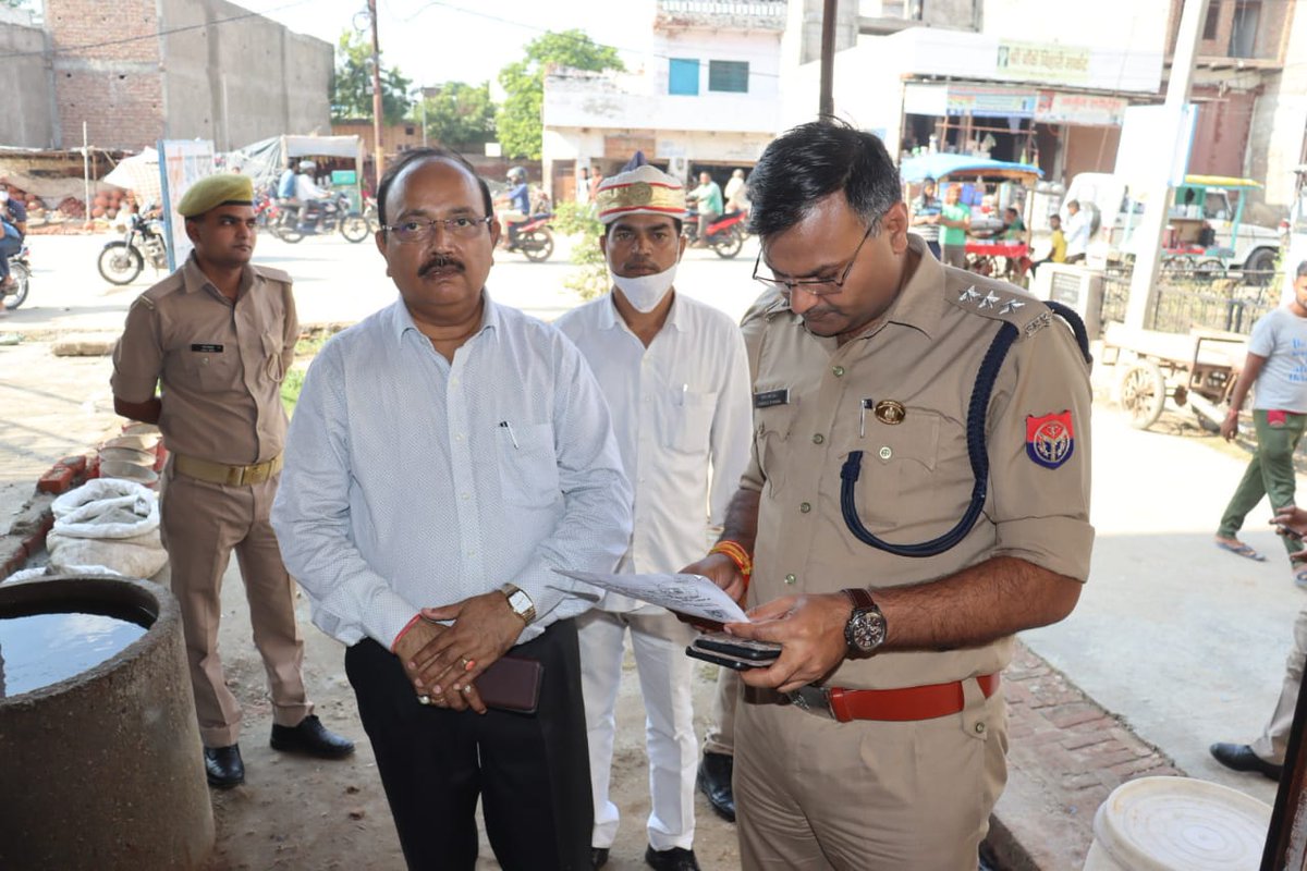 DMMathura1's tweet photo. नगर मजिस्ट्रेट, सीएफओ एवं क्षेत्राधिकारी नगर पुलिस ने दीपावली पर्व की संवेदनशीलता के दृष्टिगत संयुक्त रूप से विभिन्न आतिशबाजी स्थलों का निरीक्षण किया और मानक के अनुरूप विक्री तथा आवश्यक व्यवस्था रखने के निर्देश दिए। https://t.co/yvcRbOduxn