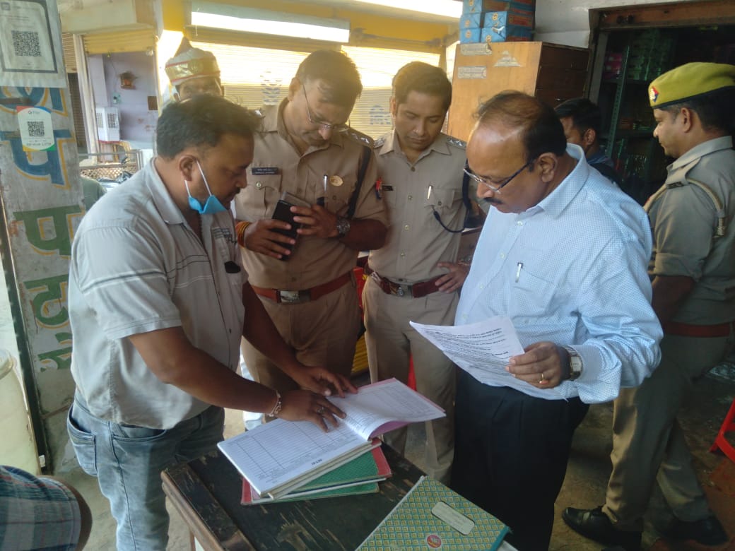 DMMathura1's tweet photo. नगर मजिस्ट्रेट, सीएफओ एवं क्षेत्राधिकारी नगर पुलिस ने दीपावली पर्व की संवेदनशीलता के दृष्टिगत संयुक्त रूप से विभिन्न आतिशबाजी स्थलों का निरीक्षण किया और मानक के अनुरूप विक्री तथा आवश्यक व्यवस्था रखने के निर्देश दिए। https://t.co/yvcRbOduxn