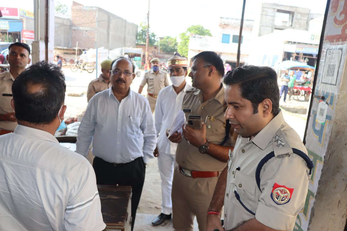 DMMathura1's tweet photo. नगर मजिस्ट्रेट, सीएफओ एवं क्षेत्राधिकारी नगर पुलिस ने दीपावली पर्व की संवेदनशीलता के दृष्टिगत संयुक्त रूप से विभिन्न आतिशबाजी स्थलों का निरीक्षण किया और मानक के अनुरूप विक्री तथा आवश्यक व्यवस्था रखने के निर्देश दिए। https://t.co/yvcRbOduxn