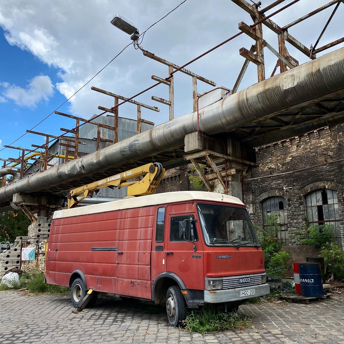 DeadCarWalking's tweet photo. Lost in armageddon
Iveco TurboZeta (65-12, 1989) spotted in Budapest.
#Iveco #IvecoTurboZeta #workhorseweek #TurboTuesday
@GeorgeCochrane1 @addict_car @Rockstarscars @YesterdaysDrive https://t.co/orJp6sWOBa