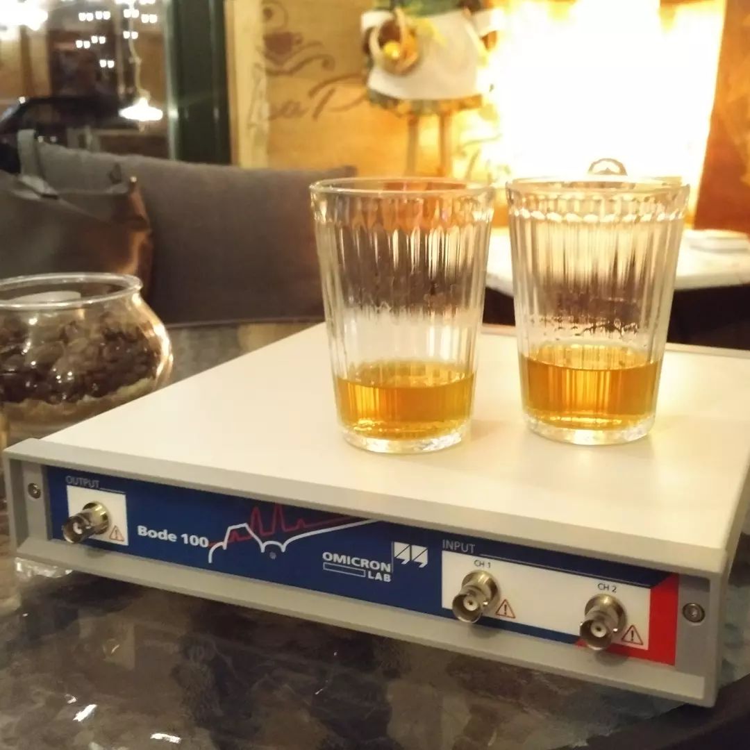 tamhanna's tweet image. #cheers! #bode100 #toolabuse - this #vectornetworkanalyzer is not only a great tool for analyzing #capacitors, #resistors and #inductors. It&apos;s super-sturdy #metalcase permits abuse to #servedrinks to #famousengineers such as #dagbjörklöf. And yes, I…

📸 instagram.com/p/CVNxYeCtWMP/