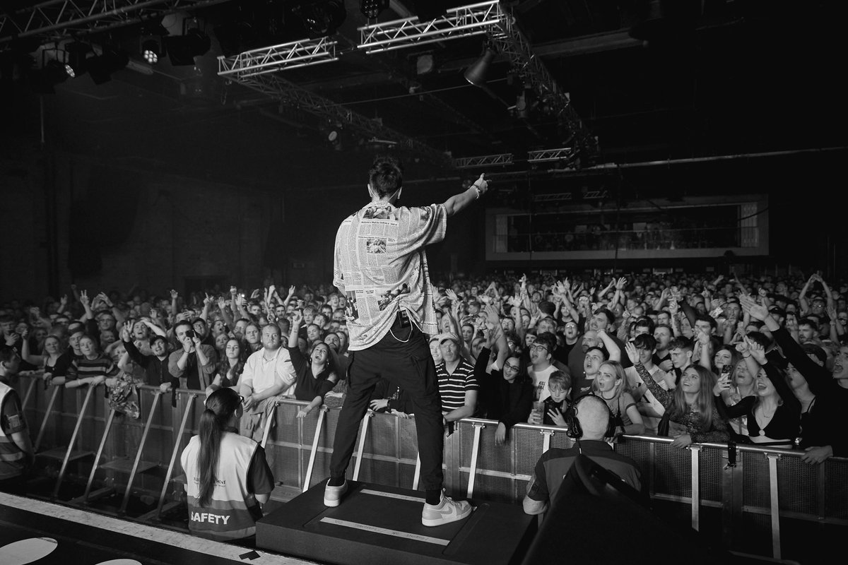 KasabianHQ's tweet photo. Lincoln, that was incredible!!! Thank you for all the noise and the serious moshing 🙌🙌 And the little lad up front with the bucket hat, mega!! 🚀🚀🚀 
📸: @neilbedford https://t.co/0X6VjZc59i
