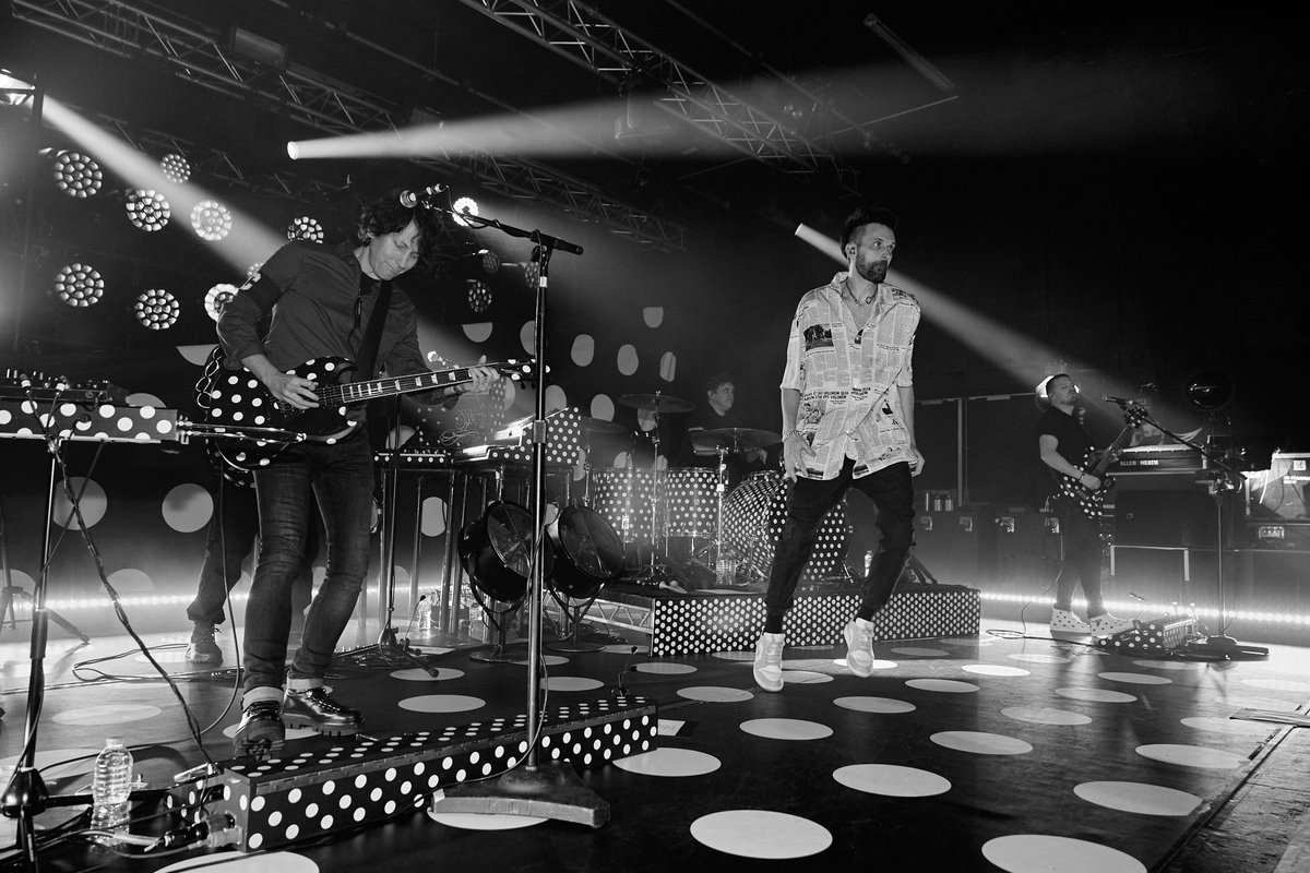 KasabianHQ's tweet photo. Lincoln, that was incredible!!! Thank you for all the noise and the serious moshing 🙌🙌 And the little lad up front with the bucket hat, mega!! 🚀🚀🚀 
📸: @neilbedford https://t.co/0X6VjZc59i