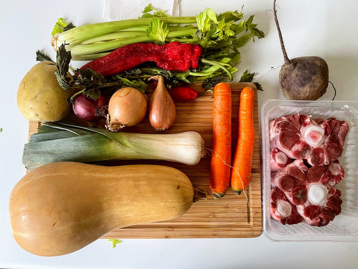 joukesp's tweet photo. #Soup #Butternut #Onions #Garlic #Celery #RedBeet #Leek #Potato #SweetPepper #RedJalapeno #Carrot #Oxtail #BouquetGarni #BouillonVegetal #Pepper #Salt
Soup anybody? https://t.co/9PX3NbwZwI