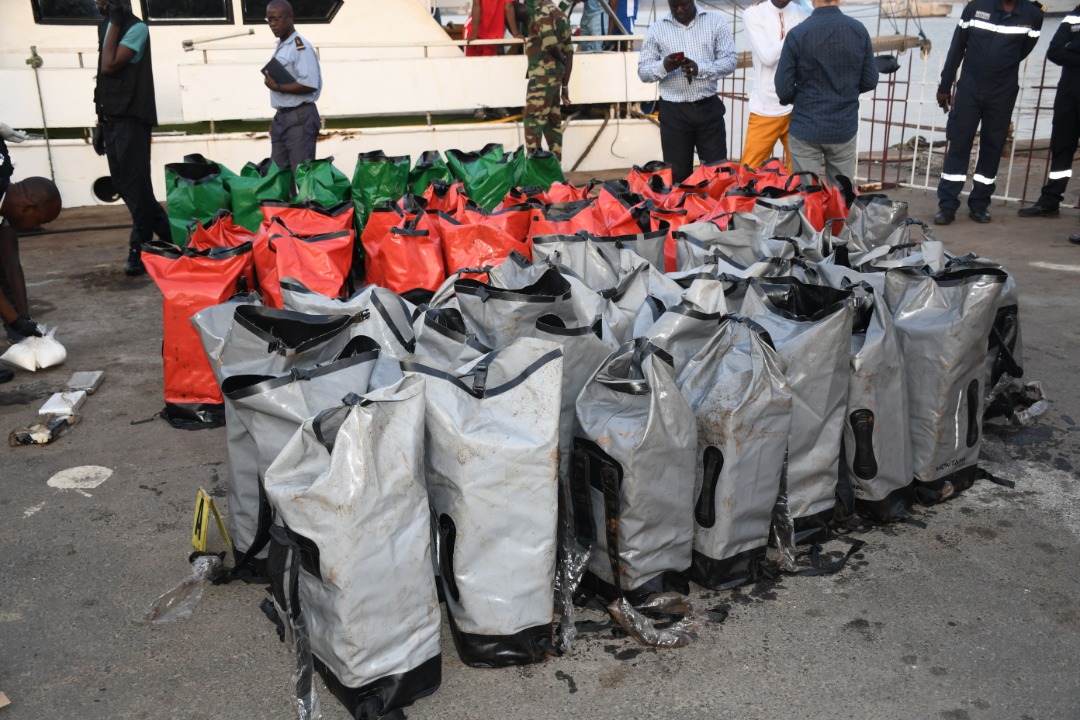 CHEFDIRPA's tweet photo. La Marine nationale sénégalaise a intercepté le 17 octobre 2021 un navire avec son bord 05 membres d'équipage  impliqué dans un trafic international de drogue ( 2026 kg de cocaine), le 17 octobre 2021 à 196 nautiques (363 km) de Dakar. https://t.co/OwZtgVoul8