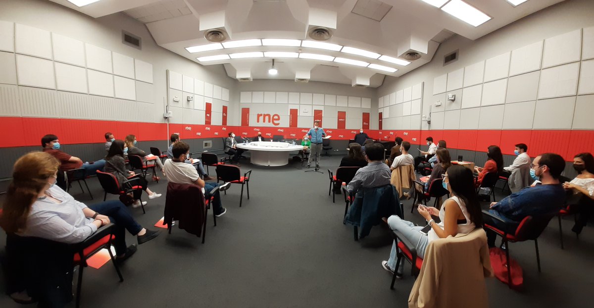 MasterRneUcm's tweet photo. Un curso muy intenso. Damos la alternativa a otra promoción excepcional del @MasterRneUcm #La32DelMasterRNE
Se despiden escuchando, atentxs, como siempre ¡Qué lujo! #MuyGrandes
Seguimos compartiendo pasión y trabajo en @rne
#TalentoUCM #TalentoRNE
@unicomplutense
@UCMccinf https://t.co/CdWrrKa08h