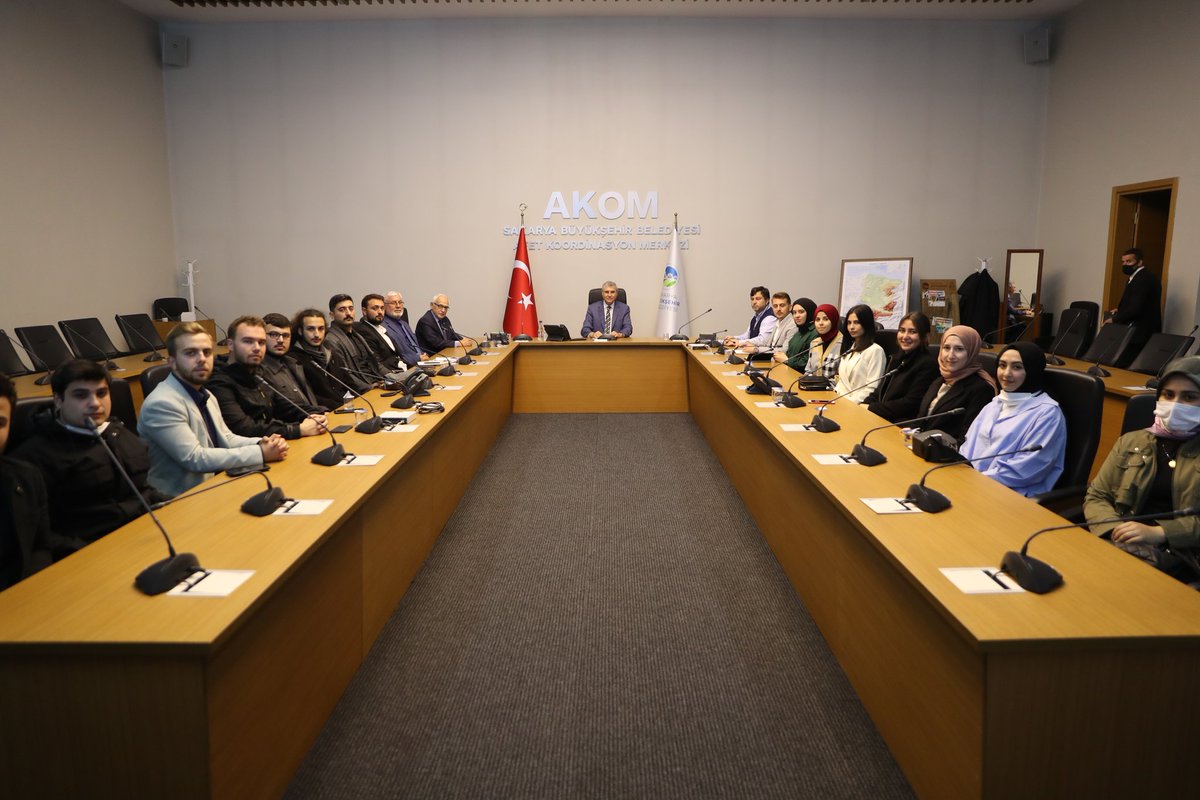ekremyuce's tweet photo. Gençlerimizle haftalık toplantımızı gerçekleştiriyoruz. 

Ülkemizin geleceğini, gençlerimizin gündemini ve beklentilerini konuşuyor; tecrübelerimizi paylaşıyoruz.

Yaptığımız her şey esasında yarınların Türkiye'si için; gençlerimiz için. 

Yolunuz ve bahtınız açık olsun gençler. https://t.co/y8tFK20uv6